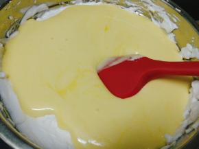 然后把拌好的倒入蛋白里