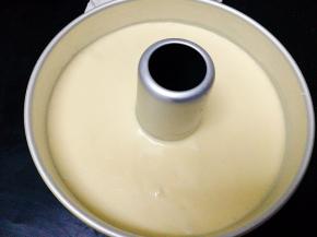 拌好的蛋糕糊从20厘米高处倒到模具里，减少气泡