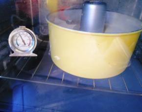 放入烤箱的中下层上下火，150度35~40分钟