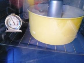 放入烤箱的中下层上下火，150度35~40分钟