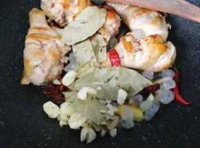 加入配料继续翻炒