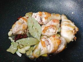 继续煎，待调料出香味。加入蚝油和生抽。