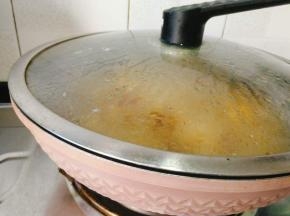 盖上盖子煮15~20分钟后汤汁差不多变少，取出卤料