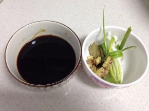 葱打结，姜切片~碗加入适量的生抽、耗油、盐、香油调成酱汁