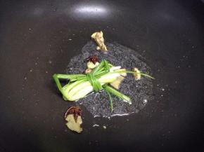 锅里倒入适量的油把姜八角香叶葱结加入炒香