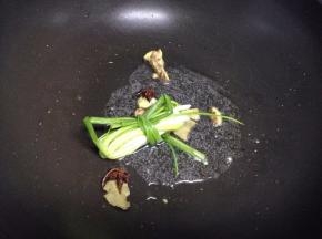 锅里倒入适量的油把姜八角香叶葱结加入炒香