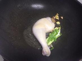 加入洗净的鸡腿