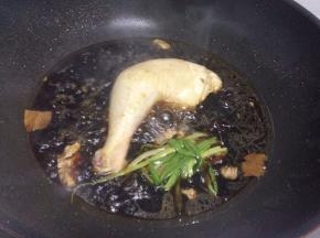 鸡腿上都沾上酱汁，盖上锅盖中火煮。