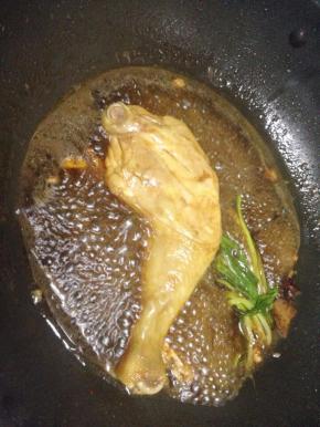 待开锅冒气10几秒后改小火打开锅盖把鸡腿翻动一下，再盖上锅盖煮一分钟再翻，用同样的方法直到鸡肉熟。