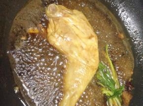 待开锅冒气10几秒后改小火打开锅盖把鸡腿翻动一下，再盖上锅盖煮一分钟再翻，用同样的方法直到鸡肉熟。