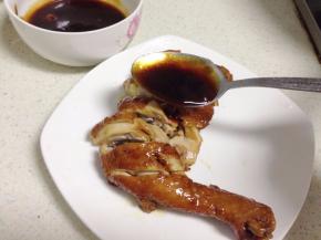 把鸡腿斩块，锅内酱汁倒在碗里，再浇在斩好的鸡肉上即可。