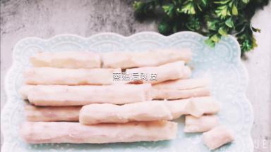 蒸熟后剥皮。生的时候剥皮，皮肤容易过敏，特别痒，所以熟了后再剥比较好