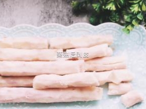 蒸熟后剥皮。生的时候剥皮，皮肤容易过敏，特别痒，所以熟了后再剥比较好