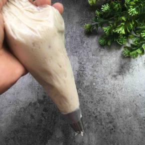 放进裱花袋里，在碗里挤出造型