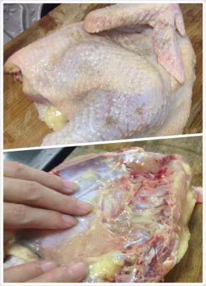 先把鸡洗净，撒少许的盐，胡椒粉在鸡身内，充分的抹匀，腌制半小时。