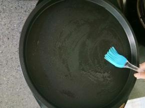 电饼铛刷一层薄油