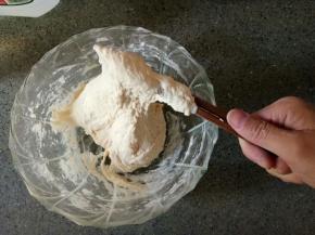 面粉加多点水，用筷子不断搅拌和成特别软的面团，软成什么样呢，用手是拿不起来的，需要用筷子挑。多搅拌一会儿，让面团起筋，基本上能够用筷子一下子挑起来就是和好了。