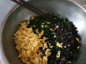 提前泡发木耳，炒干鸡蛋，韭菜、木耳和鸡蛋都切碎。