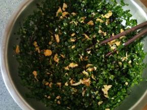 加点盐，色拉油，芝麻油调味，拌匀。春天韭菜本来就香，不用加多余调料就很好味了。