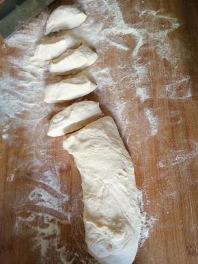 面团搓成长条，切成大小相同的剂子