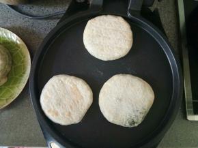 一面烙成金黄色。翻面再烙熟就可以了。