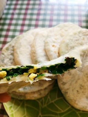 咬一口，韭菜鲜香，面皮软嫩。