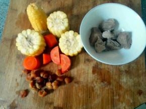 胡萝卜切块，玉米切三四段，瘦肉先洗净切块再焯水去除血沫备用。