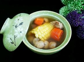 玉米，桂圆，胡萝卜都自带鲜甜之味，这道汤什么调料也不用加就自然甘美鲜甜。