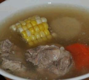 把上述食材放入美的电压力锅，加入适量水，一般几口人喝就加几碗水稍多一点就可以。电压力锅水分流失少。按煲汤键之后就不用管了，等着喝就行了。