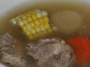 把上述食材放入美的电压力锅，加入适量水，一般几口人喝就加几碗水稍多一点就可以。电压力锅水分流失少。按煲汤键之后就不用管了，等着喝就行了。