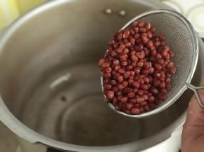 捞出豆子放入高压锅内