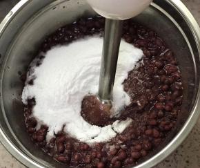 加入糖，用料理棒打碎，可以用料理机破壁机等等，或者用勺子等工具碾压也可以的