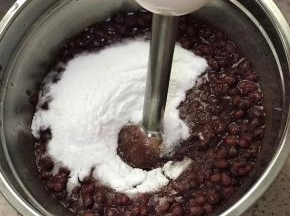 加入糖，用料理棒打碎，可以用料理机破壁机等等，或者用勺子等工具碾压也可以的