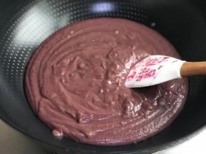 放入不粘锅中，小火进行翻炒，上一步加糖，也可以放在这一步进行操作