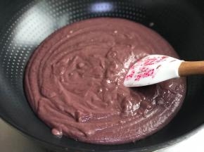 放入不粘锅中，小火进行翻炒，上一步加糖，也可以放在这一步进行操作