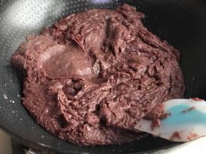 吸收完油的豆馅又会变稀软一些了，继续翻炒