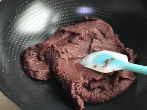 炒至成一个团，搅拌必须烤翻压的时候，如图，就可以了