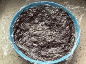 放在盘子中，保鲜膜贴着豆馅，盖好至凉透