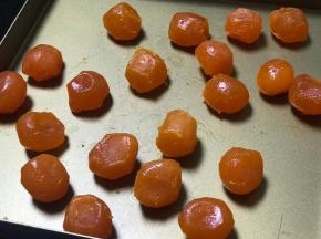 准备蛋黄：可以是现磕的，现磕的蛋黄去掉蛋黄膜，喷少许料酒就可以了，不需要提前烤，成品蛋黄就是直接喷少许料酒就可以了，我用的是成品蛋黄，平时成品蛋黄的保存方法是冷冻最佳，图为常温解冻后，喷少许料酒，放置备用