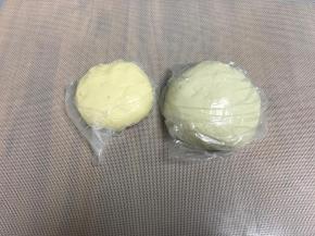 水油皮和油酥面团分别和面，猪油是软化的膏状猪油，不可以是液体，水油皮揉至出手套膜，放袋子中醒面20分钟