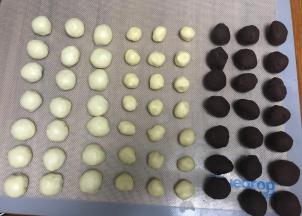 豆馅分成22克一个，水油皮和油酥各称重，平均分成20个