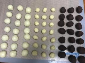 豆馅分成22克一个，水油皮和油酥各称重，平均分成20个