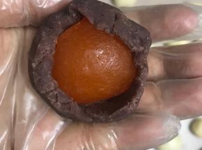豆沙包裹蛋黄