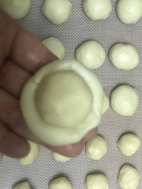 水油皮包裹油酥，不可以漏出油酥面团，包紧实