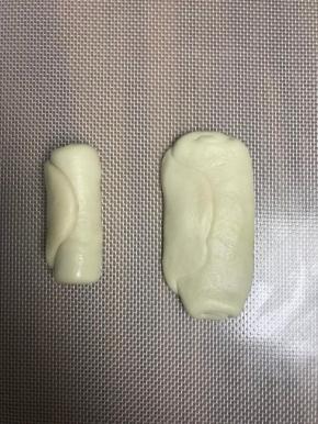 取一个面团，竖着放，压扁