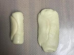 取一个面团，竖着放，压扁