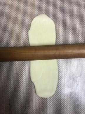 也是中间向上擀，中间向下擀，擀成均匀的长条