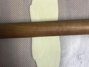 也是中间向上擀，中间向下擀，擀成均匀的长条