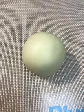 推动虎口进行包馅，底下收口捏紧