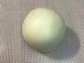 推动虎口进行包馅，底下收口捏紧
